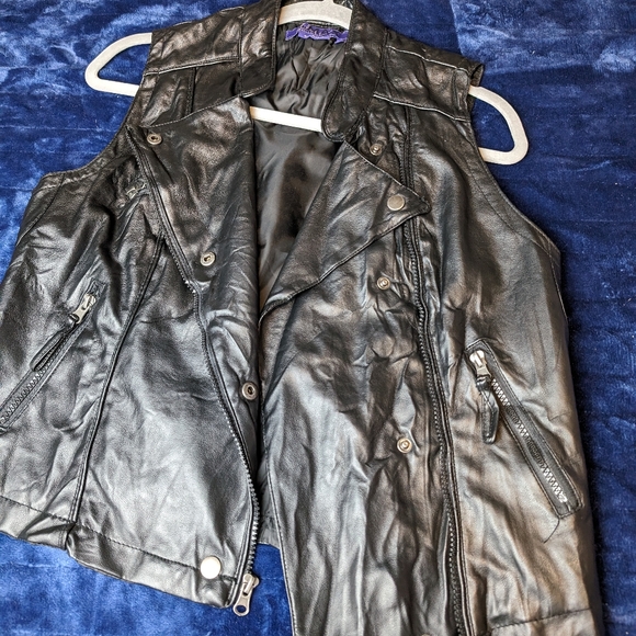 "Miley Cyrus" faux leather vest (L) - Picture 8 of 9